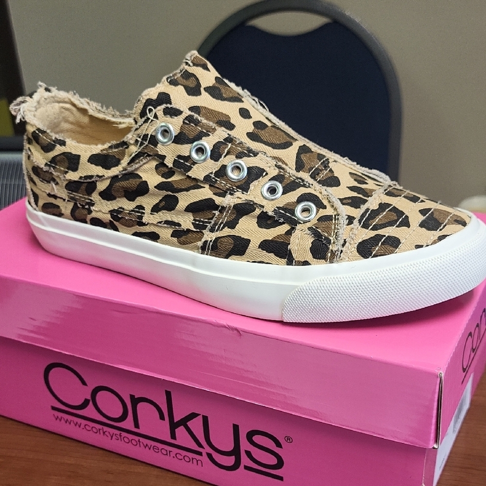 Corkys Tan and White Sneakers with Fashionable Design